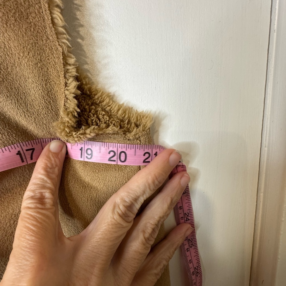 Faux Fur Vest size M - Picture 10 of 11